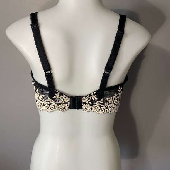 WACOAL 36 DD black lace underwire Bra
embroidery in a cream color - Picture 2 of 5